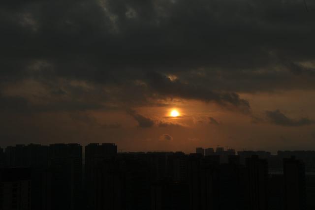 晚潮｜从雨巷到山间：那些年我们追过的彩虹与晨昏