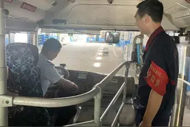 全天候24小时保障公交有序运行 公交“医生”这样为乘客输送清凉图片