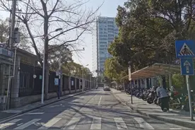 整治背街小巷，环卫工人精细化作业将宝山打扮得更加靓丽图片