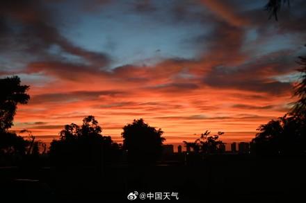 台风来袭前绝美晚霞映海口