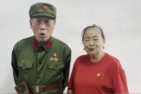 湖北宜城57年党龄老党员，挥舞国旗唱红歌献礼祖国图片