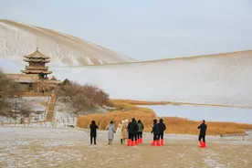 甘肃敦煌：大漠雪景引客来图片