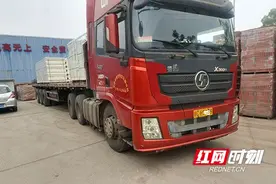 两非法改装半挂车跨省运营，在赫山被查图片