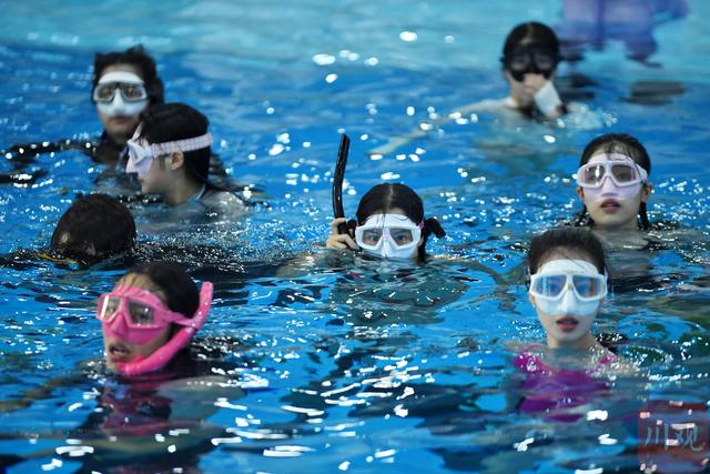 C视觉丨四川成都：25米深潜馆火爆  暑假考证预约狂飙400%