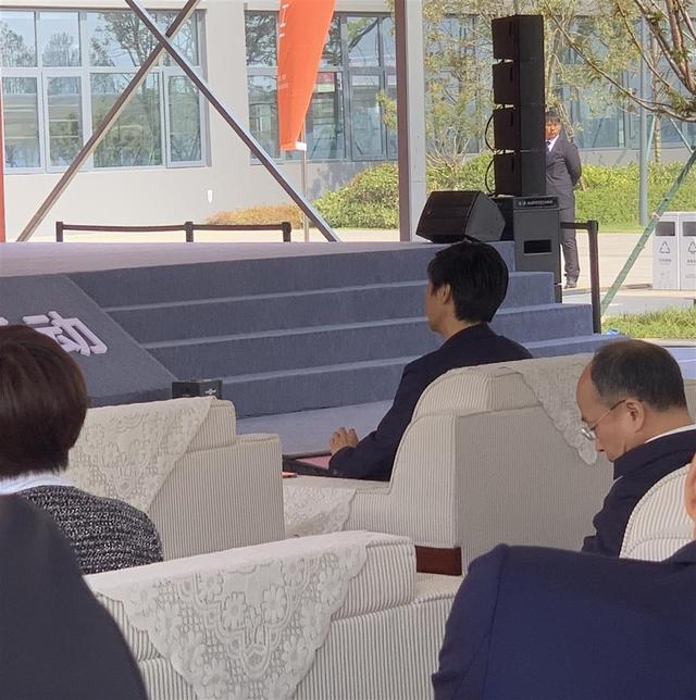 雷军现身武汉 官宣小米武汉工厂投产