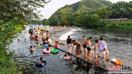 天然泳池成消暑胜地 湖南桃江织密防溺水安全网
