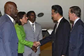 美国商务部部长雷蒙多抵京，下飞机后与中方交流近两分钟视频封面