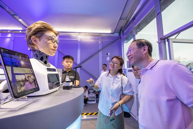 机器人科技体验店亮相，触摸机器人未来应用无限可能
