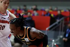 缠斗到最后！崔晓龙29分创职业生涯新高，江苏男篮主场惜败广东队图片