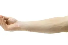 为什么有的人手上青筋暴起？这些地方出现青筋，一定要小心图片