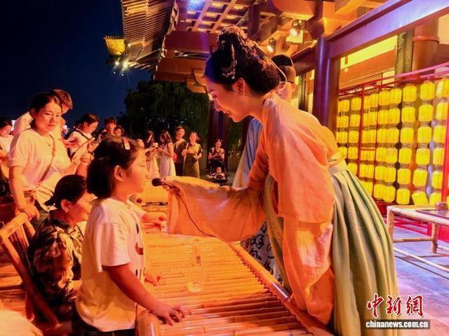 （神州写真）沉浸式剧场兴起 成中国游客旅途“新景”