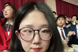 长时间侧躺玩手机会导致斜视？ 专家：关键不在“侧躺”在于“长时间”与“近距离”图片