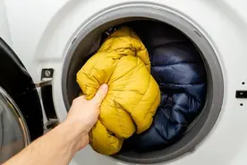 羽绒服送去干洗店，很可能也是水洗！图片