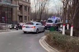 动静说法丨私家车不给救护车让路致送医老人离世？司机是否担责？律师这么说→图片