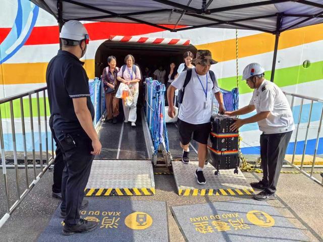 青岛邮轮母港迎复航以来首次“双邮轮同靠”，服务升级带动港城文旅新增长