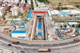 青岛地铁15号线一期工程首台硬岩隧道掘进机始发图片