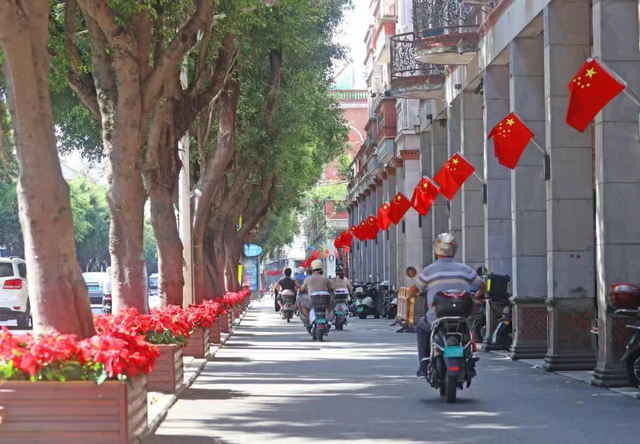 氛围拉满！古城刷屏了，最美中国红！