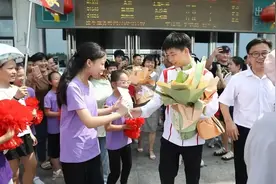 严浪宇回到家乡醴陵，其母亲：站上了世界领奖台，我已经很满意了图片