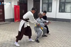 “甲亢哥”成都行开启 直播吃火锅进入倒计时图片