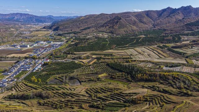层林尽染，山川秀美！河北围场秋意正浓