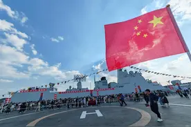 厉害了！国庆假期和军舰合张影图片