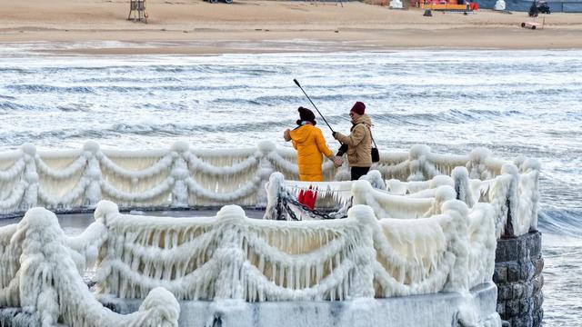 极寒来袭，威海海水浴场栈桥宛如“冰河世纪”