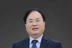 开学第一课 | 长沙市中嘉学校总校长龚彩福：以拼搏赢得尊重，用汗水浇灌理想图片
