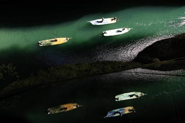 鹤峰：一泓秋水染峡谷