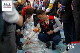 鱼都这么卷？超3000尾锦鲤佛山“选美”图片