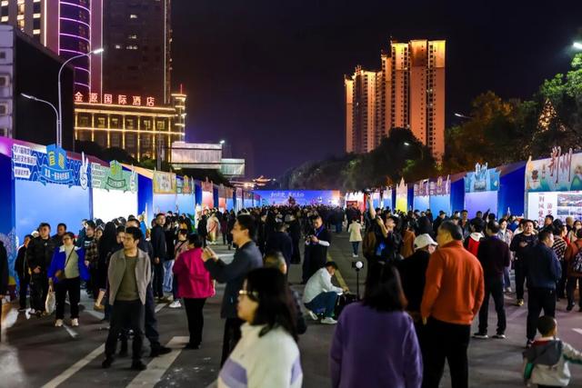 藏在大山深处的这座小城，今夜嗨到爆！