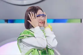 秦岚辛芷蕾上演“塑料姐妹情”？檀健次“么么哒”让李雪琴害羞了图片
