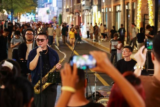 上海夜生活卷起来了！在张园微醺看演出太松驰了