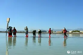 青海乌兰：茶卡盐湖美如画图片