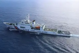我国海警首次带直升机随舰公海飞行执法图片