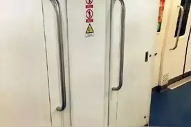 乘地铁为什么不建议站在车厢连接处图片