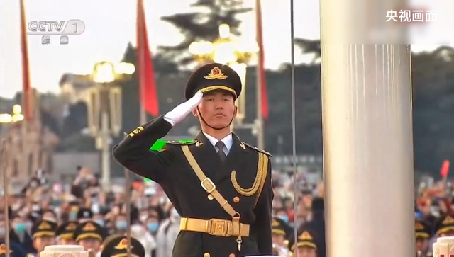 天安门原升旗手张自轩分享结婚喜讯	，曾12年间升旗7000余次零失误