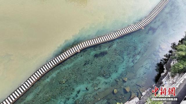 河北峰峰黑龙洞景区现“泾渭分明”景观