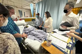 马来西亚大巴翻覆致2名中国游客不幸身亡，11名游客受伤，我驻马来西亚大使探望伤者图片