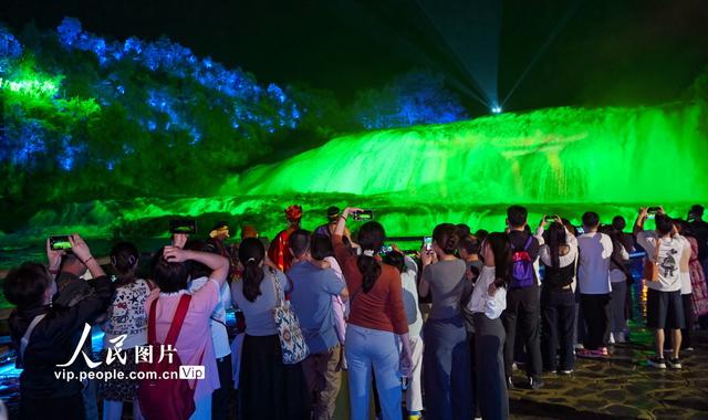 贵州安顺：夜游黄果树