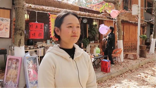 砚山枫叶街：“落叶缓扫”绘就冬日童话 网红街区引八方游客打卡