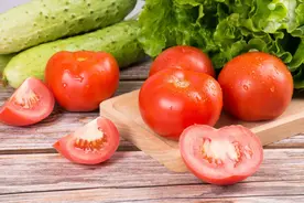 48岁男子每天吃1个西红柿，坚持一年后……图片