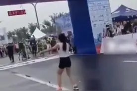 马拉松晕倒女孩发视频报平安，承办方：用力过度，已无大碍。女子：会健康地跑下去。图片