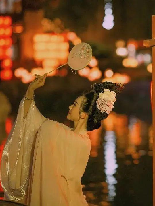 今儿起，在洛阳能边坐地铁边摸「文物」啦！