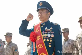 入伍30年的一级军士长，光荣退休图片