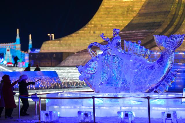 璀璨冰雕闪耀哈尔滨冰雪大世界