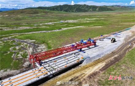 “铁公机”齐发力 甘南州崇山峻岭铺坦途