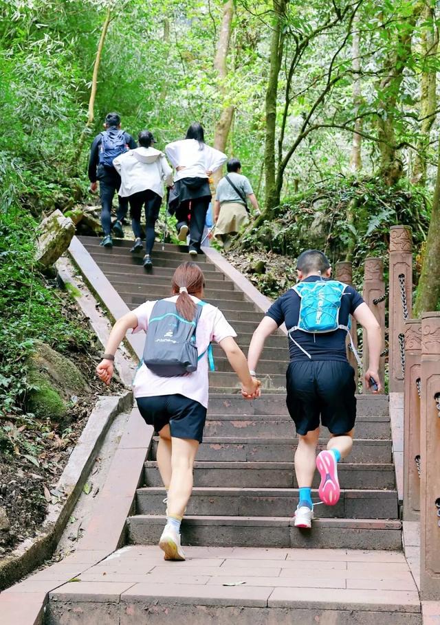 不同年龄段的爬山答案都在瓦屋山！