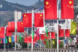 国旗红、鲜花艳 各地装扮一新喜迎新中国成立75周年图片