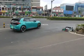 事发海口！女子骑电单车带娃逆行被撞身亡图片