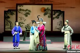 福建芳华越剧院青春版《何文秀》《玉蜻蜓》献演 再现尹派经典图片